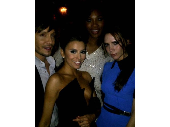 Eva Longoria i jej śmiały dekolt na imprezie Vanity Fair