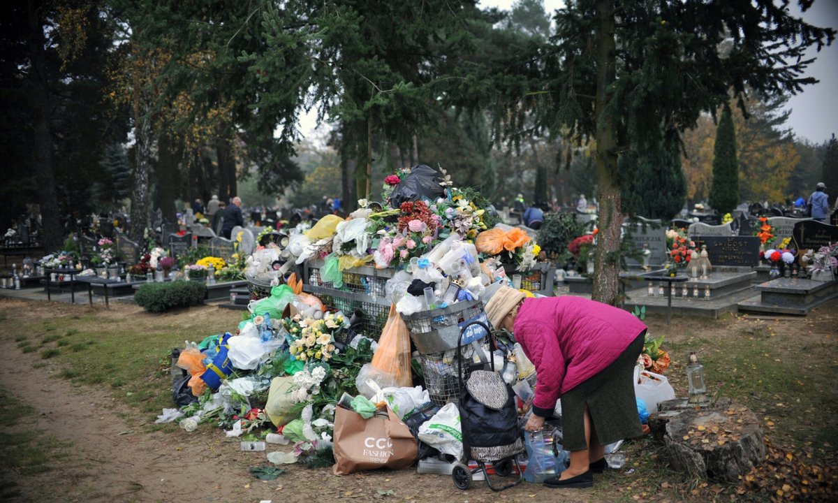 Oto, ile odpadów generuje się na grobach. "Ogromna skala"
