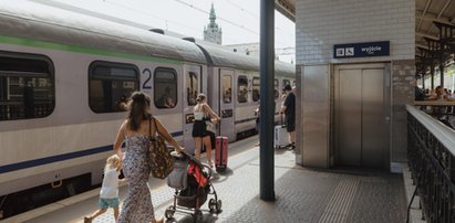 Blogerka pojechała z dzieckiem nad morze. Napisała, że przeżyła koszmar w pociągu. Co tam się wydarzyło?