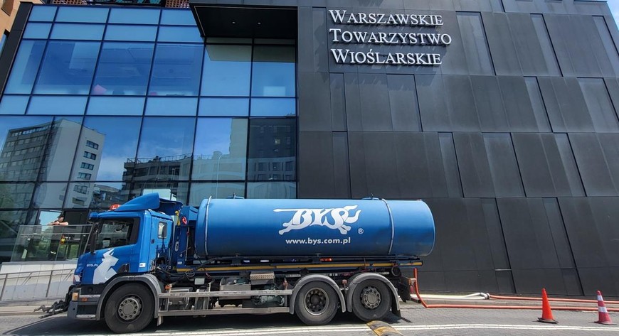 Woda z basenów służy m.in. do polewania ulic