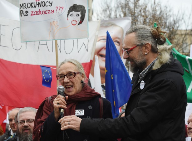 Lider Komitetu Obrony Demokracji Mateusz Kijowski i aktorka Maja Komorowska (L) wśród uczestników manifestacji KOD przed Sejmem