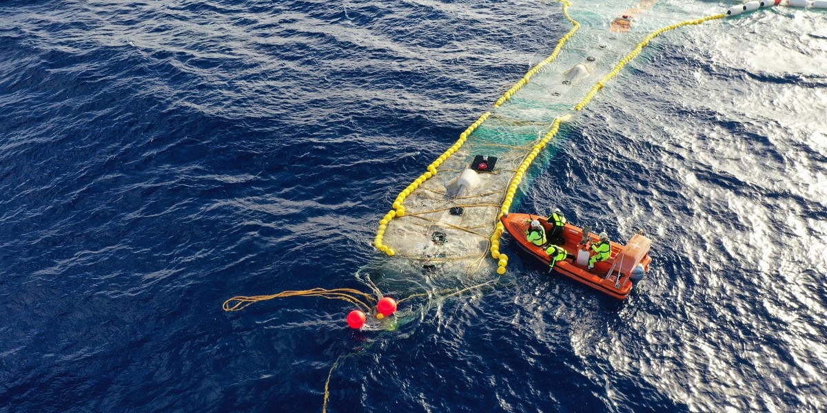 The Ocean Cleanup, organizacja typu non-profit, do 2040 r. zamierza usunąć 90 proc. plastikowych odpadów zanieczyszczających oceany.