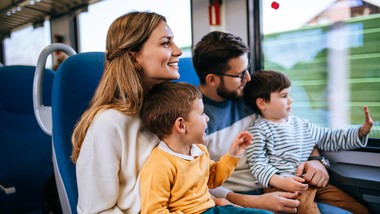 karta dużej rodziny także dla rodzin z dwójką dzieci. te osoby często nie wiedzą, że mogą korzystać ze zniżek