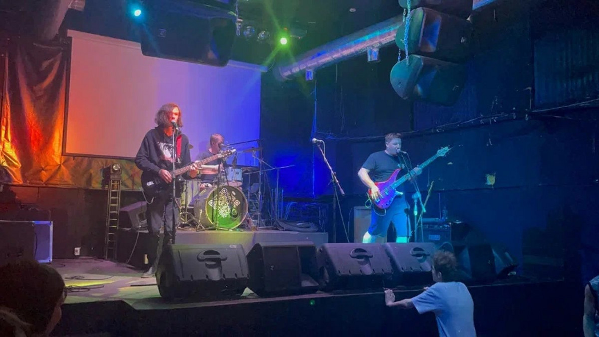 Organizatorzy festiwalu rockowego Rockot nad Ilmenem w regionie nowogrodzkim przerwali występ punkowego zespołu Smiena z powodu piosenki "Kraj marzeń". Według muzyków organizatorom nie podobał się antywojenny tekst piosenki.