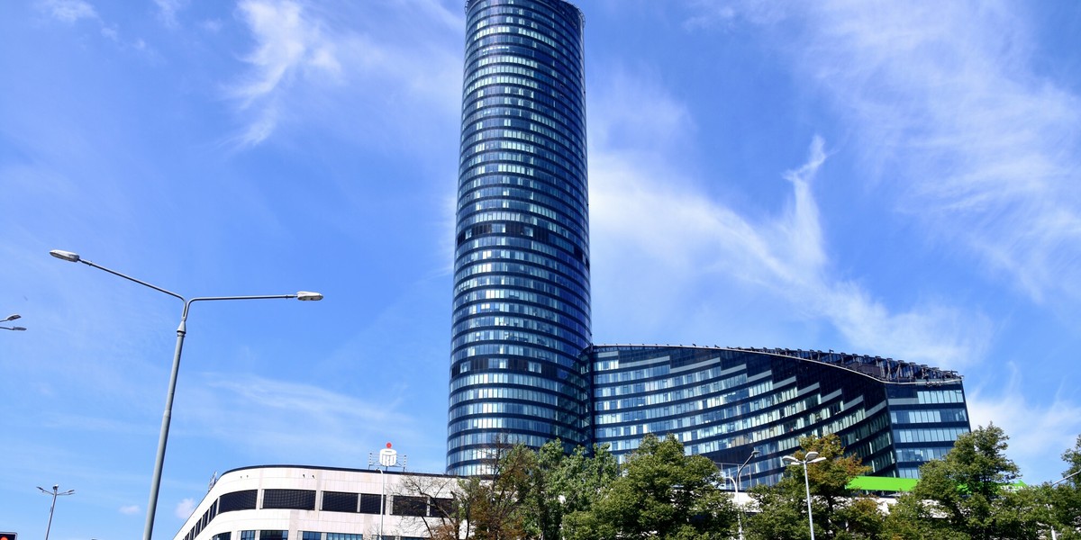 Wrocławski wieżowiec Sky Tower zostanie wystawiony na sprzedaż.