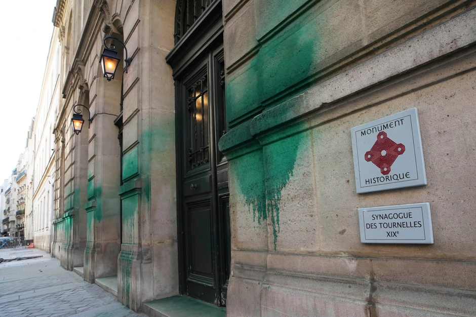 Pet jevrejskih institucija u Parizu poprskano zelenom farbom