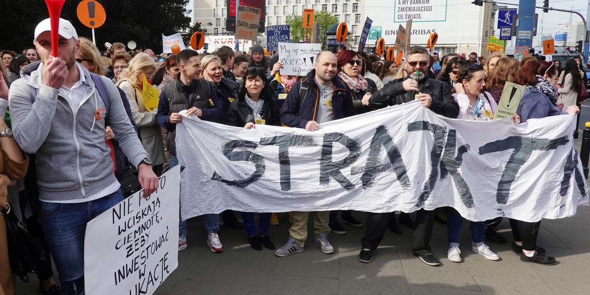 Sejm znowelizował Kartę nauczyciela, dzięki czemu nauczyciele dostaną we wrześniu podwyżkę.