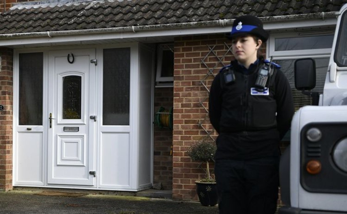 Policjantka przed brytyjskim domem Skripalów