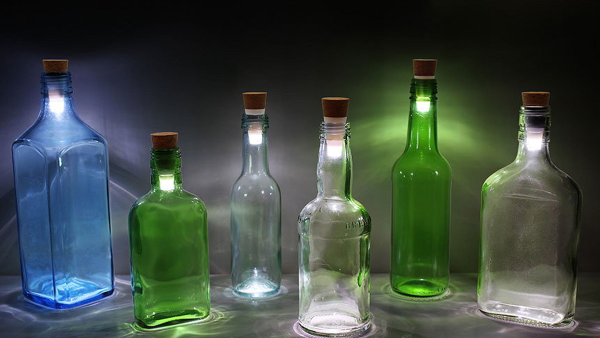Nie wyrzucasz butelek po winie, bo mają ciekawy kształt i kolor? Myślisz, że mogą się przydać? Masz rację - można z nich zrobić designerskie lampy, które idealnie pasują do każdego pomieszczenia.