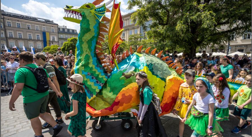 Tradycyjna Wielka Parada Smoków wyruszy w niedzielę o godz. 12.00. Ponad 30 smoków przejdzie ul. Grodzką na Rynek Główny.