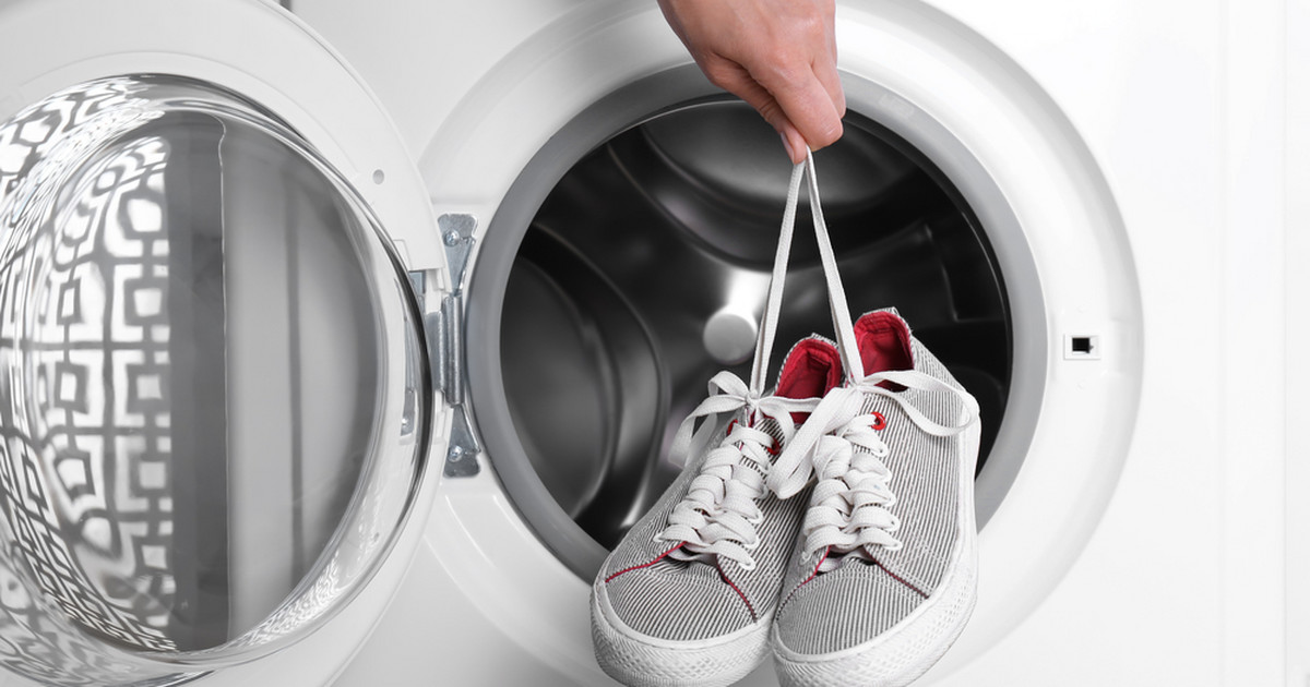 Jak prać buty w pralce, żeby ich nie zniszczyć? Wypróbuj ten trik - Dom