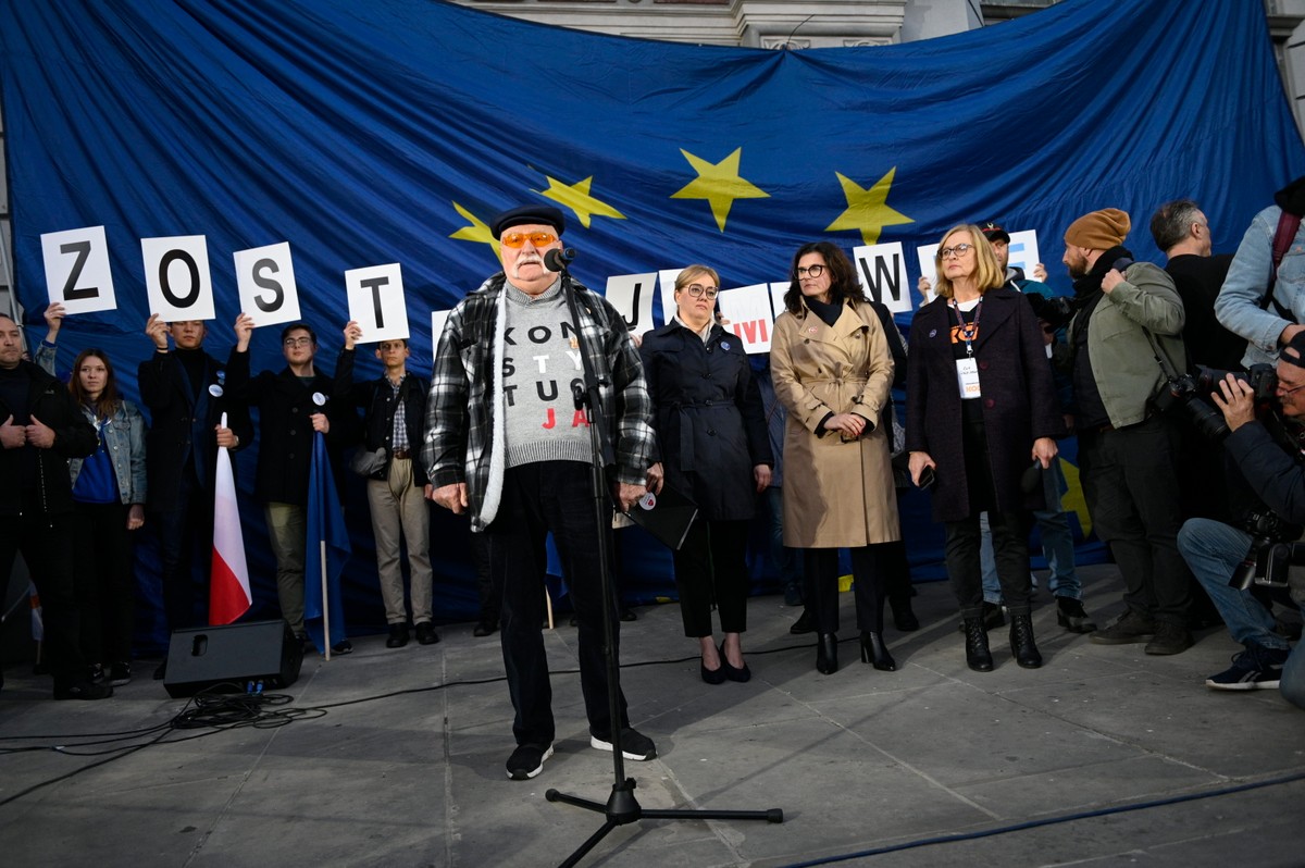 10.10.2021 Gdansk , ul. Dlugi Targ . Lech Walesa podczas protestu przeciwko wyrokowi Trybunalu Konstytucyjnego Julii Przylebskiej stwierdzajacego wyzszosc prawa krajowego nad prawem Unii Europejskiej . Fot. Bartosz Banka / Agencja Gazeta