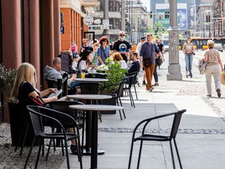 Ponownie otwarte wrocławskie ogórki kawiarniane i restauracyjne w związku ze zniesieniem restrykcji związanych z walką z pandemią COVID-19, 15.05.2021