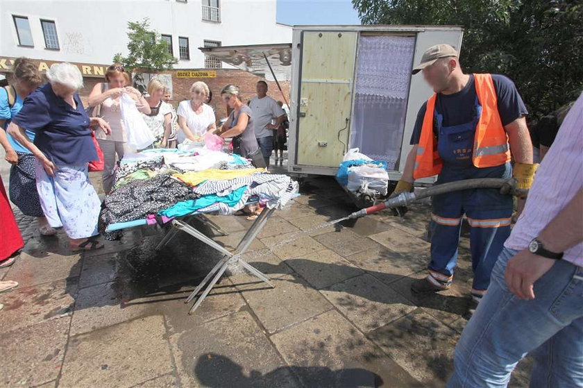 Władze miasta przeganiają kupców wodą