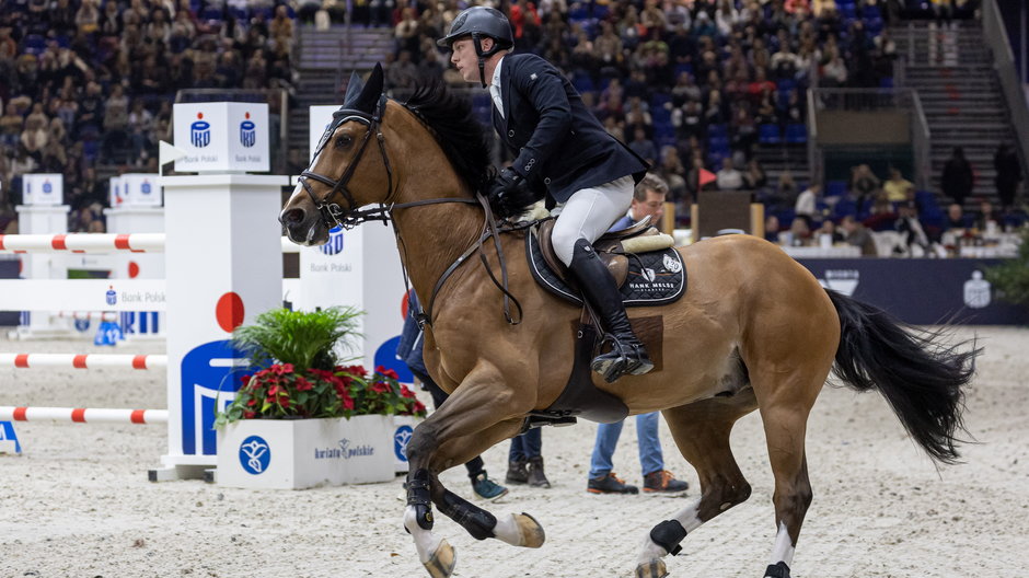 Zwycięzca Holender Remco Been na koniu Holland VD Bisschop podczas konkursu CSI3*W Grand Prix jeździeckiej Cavaliady w Poznaniu, 18.12 