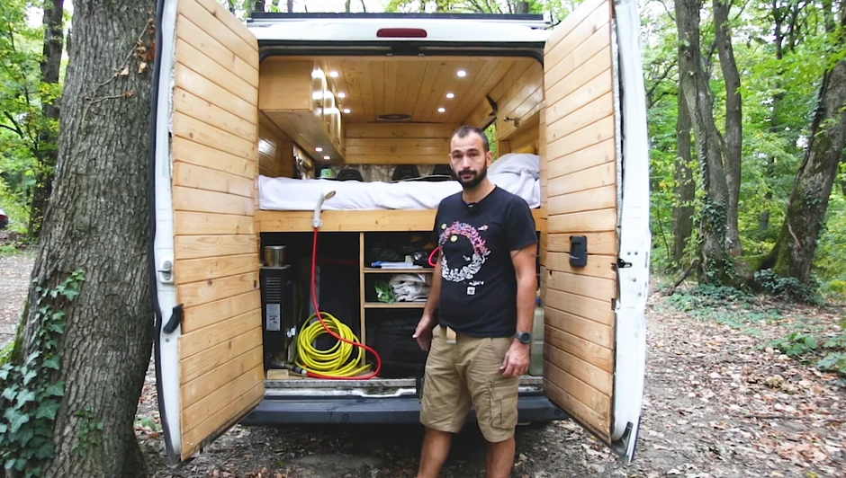 Tuš u zadnjem delu kampera