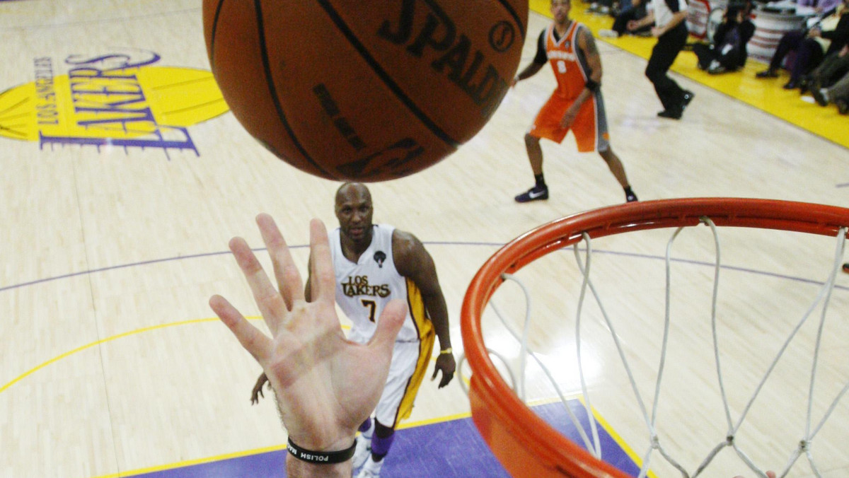 Koszykarze Phoenix Suns mieli najmniej strat w historii klubu, a także poprawili rekordy sezonu pod względem liczby zdobytych punktów i celnych rzutów z dystansu. A to wszystko w starciu z dużo wyżej notowanymi Los Angeles Lakers. Grający przed własną publicznością zespół z Arizony zwyciężył 125:105. Dorobek Marcina Gortata to 14 punktów, 9 zbiórek i 4 bloki.