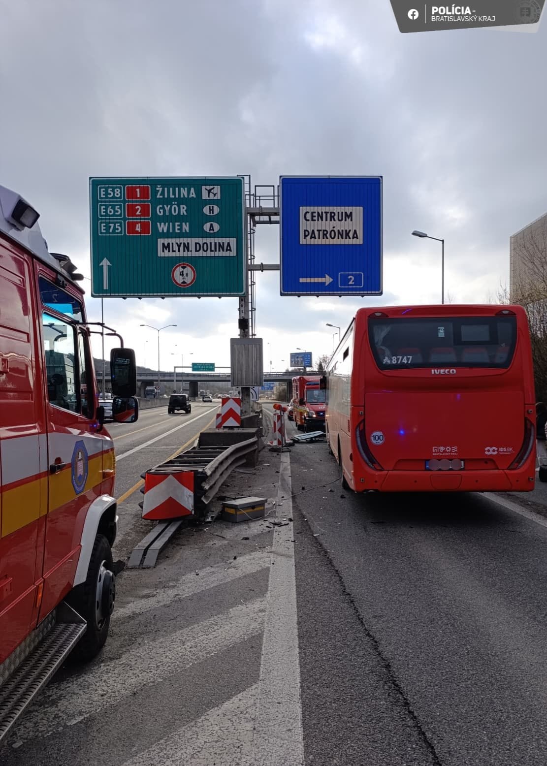 Zrážka s autobusom uväznila vodiča v aute na vjazde do Bratislavy. 