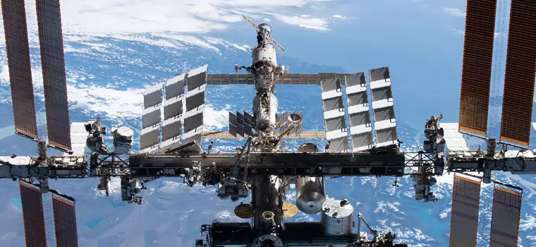 Astronauta z ISS zrobił spektakularne zdjęcie Księżyca nad zachodem Słońca