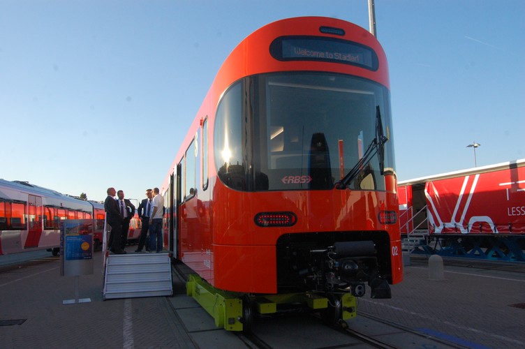 Intrygujący wygląd ma elektryczny pociąg dla szwajcarskiego przewoźnika Regionalverkehr Bern-Solothurn. Ta linia to „wąskotorówka”, bo rozstaw szyn wynosi 1 metr. Takie trasy u nas kojarzą ze ślimaczą prędkością, ale w Szwajcarii tory mają bardzo dobre parametry. Skład rozpędzi się do 100 km/h. fot. Krzysztof Śmietana