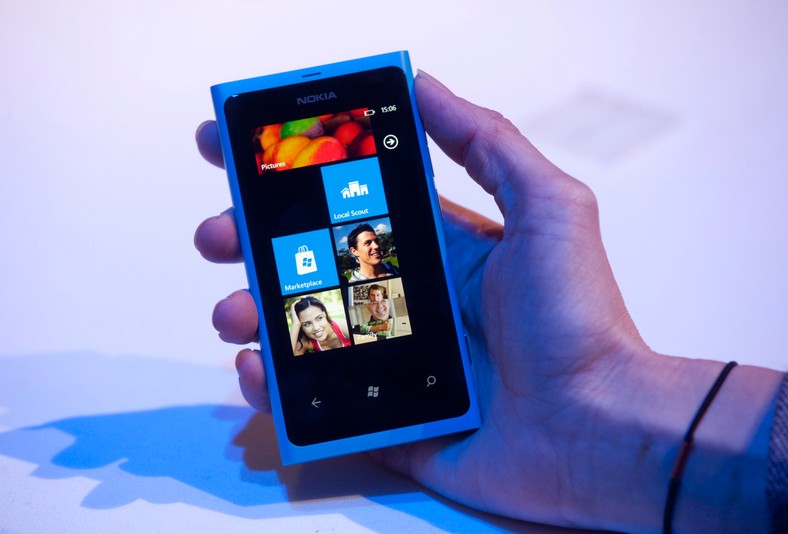 Smartfon Nokia Lumia 800 z systemem operacyjnym Windows Phone od Microsoft. Corp.