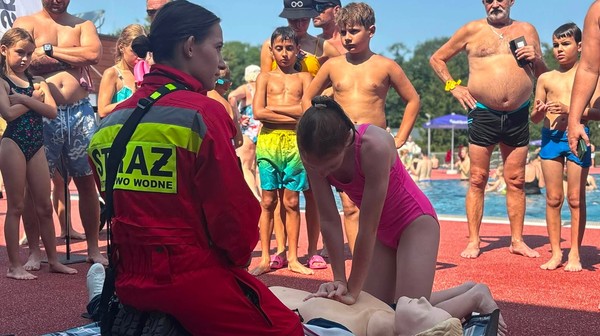 Uczestnicy mogli zobaczyć pokaz akcji ratowniczej w wodzie, poznać bojki i sprzęt wykorzystywany przez ratowników, przećwiczyć resuscytację na fantomie oraz nauczyć się korzystania z treningowego defibrylatora AED. 