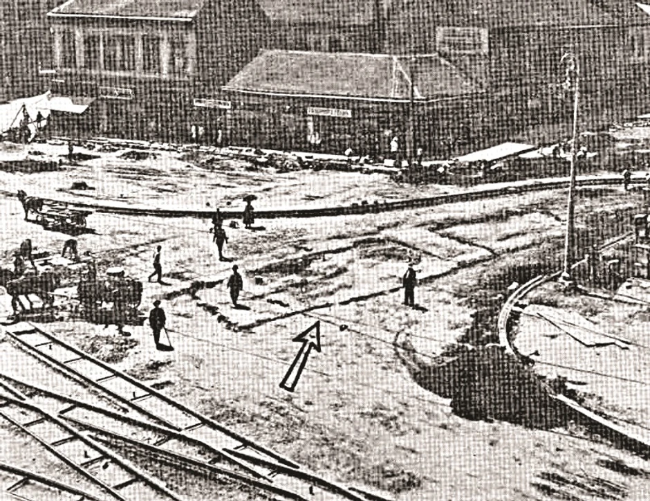 Ostaci Stambol kapije slikani sa zgrade pozorišta i strelicom označena lokacija