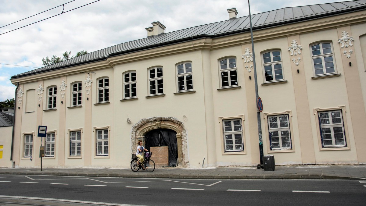 Zakończyły się zasadnicze prace remontowe zabytkowego budynku zajazdu Pod św. Benedyktem u zbiegu ulic Powstańców Wielkopolskich i Wielickiej. Zadanie realizowane jest na zlecenie Zarządu Inwestycji Miejskich w Krakowie (ZIM). Będzie tam działać Muzeum Podgórza – oddział Muzeum Historycznego Miasta Krakowa.