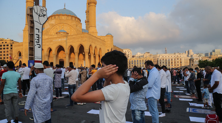 A tiltás ellenére is Irán próbál segíteni Libanon olajproblémáin. / Fotó: MTI/EPA/Nábil Munzer