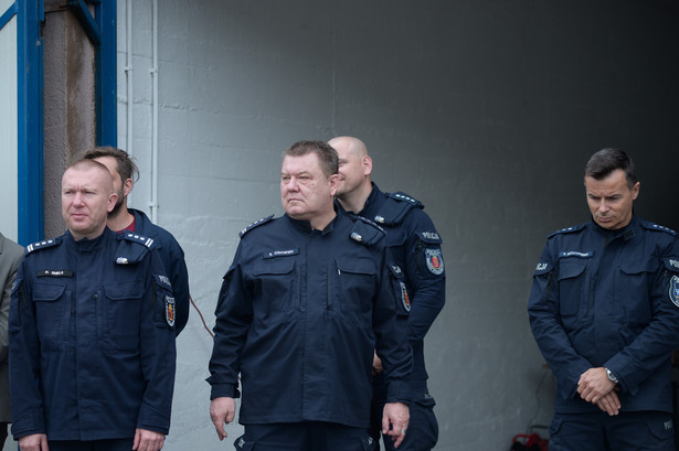 I zastępca Komendanta Stołecznego Policji ds. Kryminalnych insp. Krzysztof Smela (L), naczelnik Wydziału Doskonalenia Zawodowego Komendy Stołecznej Policji insp. Sławomir Cisowski (C) oraz zastępca Komendanta Komisariatu Rzecznego Policji nadkom. Sebastian Szczypiński (P)