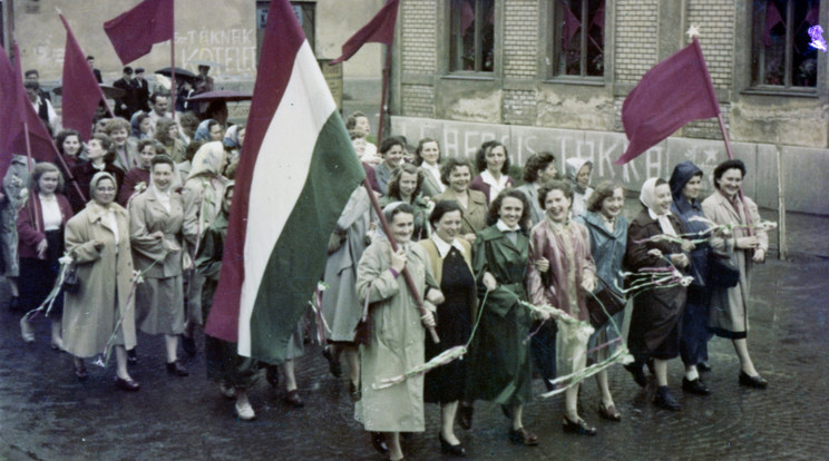 A női brigádok még felvonulásokat is szerveztek / Fotó: Fortepan- Konok Tamás