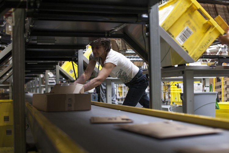 <a href='http://forsal.pl/artykuly/824132,amazon-zlikwidowal-bezrobocie-w-poznaniu-brakuje-rak-do-pracy.html' style='color: blue'>Amazon zlikwidował bezrobocie w Poznaniu? Brakuje rąk do pracy</a><br>W stolicy Wielkopolski stopa bezrobocia wynosi obecnie tylko 3,5 proc. - to najlepszy wynik w Polsce. Na niskie bezrobocie skarżą się jednak poznańskie agencje pracy, które nie mogą znaleźć kompletu pracowników dla swoich klientów.