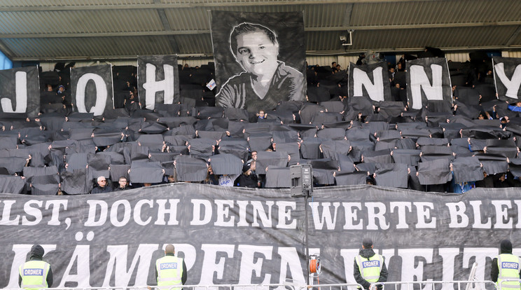 Az elhunyt szurkolót márciusban, az Augsburg elleni összecsapás előtt búcsúztatták /Fotó:AFP