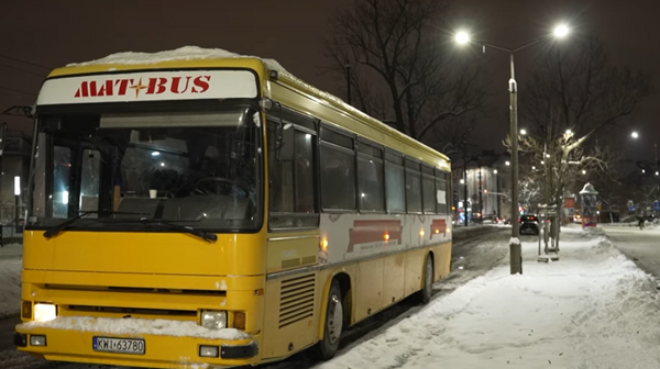 W streetbusie można się schronić, ogrzać i zjeść coś ciepłego. W trakcie postojów opekunowie wydają także potrzebującym odzież, termosy i koce.