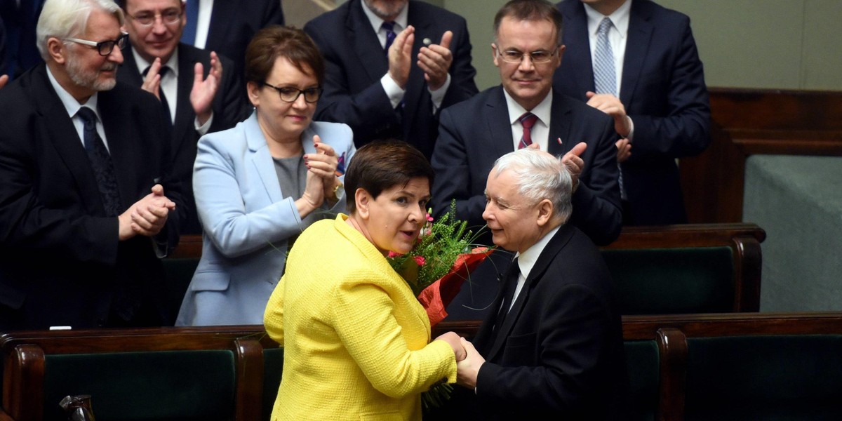 Cała prawda o nagrodach władzy. Rozpasanie u Szydło, bieda u Tuska