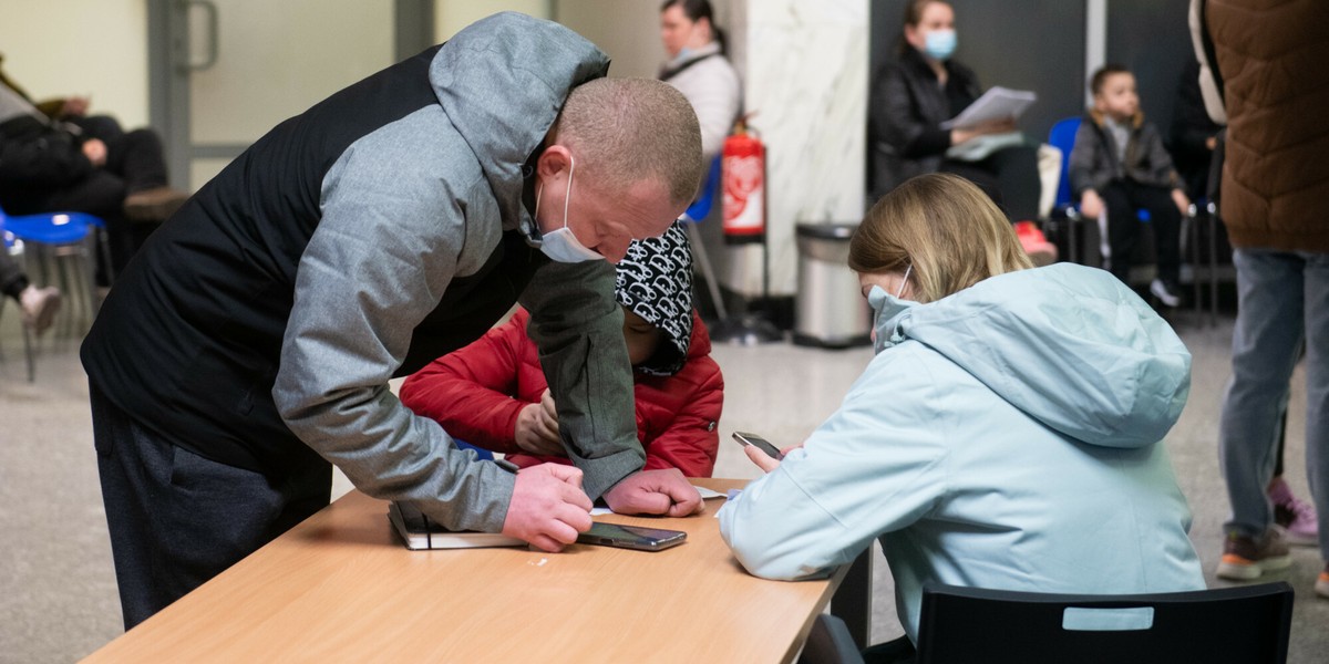 Obywatele Ukrainy w kolejce po PESEL. Od wybuchu wojny pracę w Polsce podjęło 100 tys. Ukraińców.