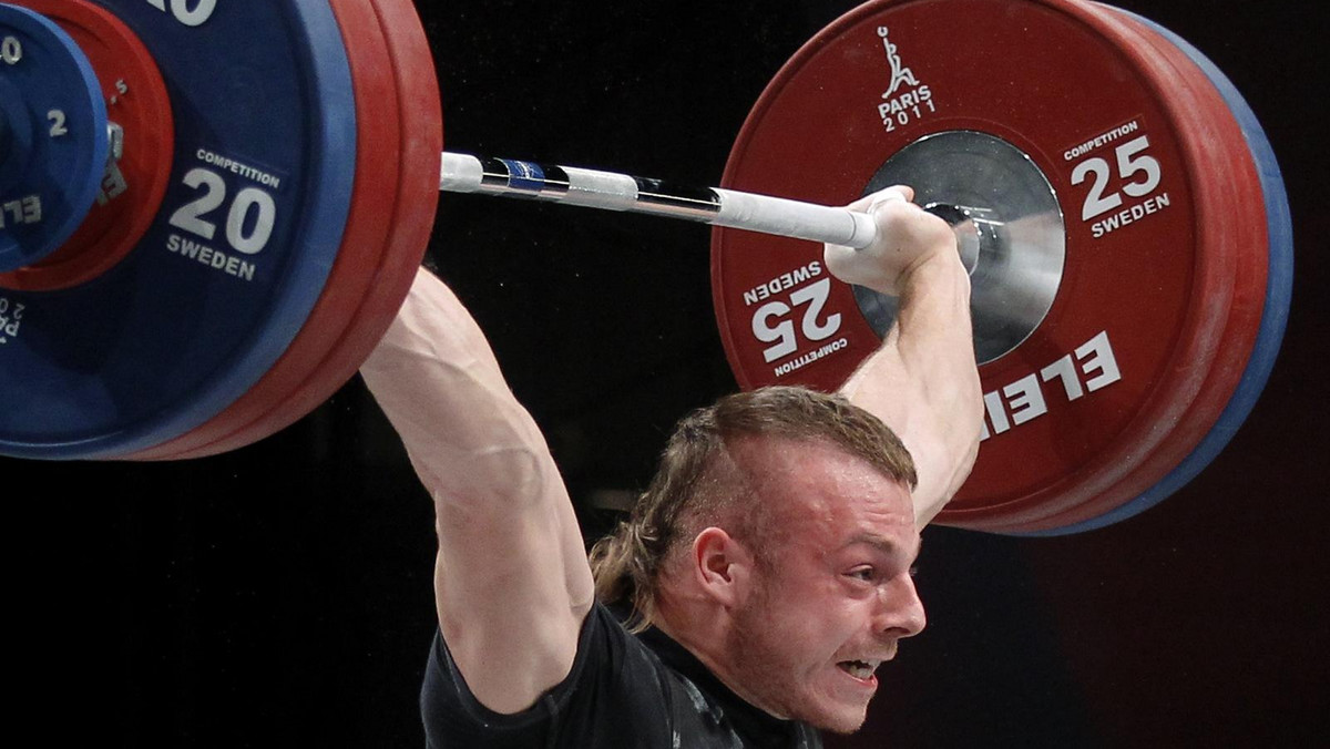 Adrian Zieliński (Tarpan Mrocza) zajął trzecie miejsce (z wynikiem 376 kg) w kategorii 85 kg podczas mistrzostw świata w podnoszeniu ciężarów. Polak po rwaniu był drugi, ale nie wyszedł mu podrzut i musiał się zadowolić tylko brązowym medalem. Wygrał Irańczyk Kianous Rostami (382 kg).