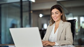 Jacy specjaliści są poszukiwani? Te zawody rosną w siłę, a zarobki to choćby 40 tys. zł [WYWIAD]