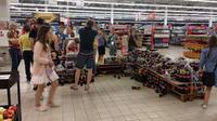 Co się dzieje na Białorusi? Dziwaczny rytuał klientów w sklepach