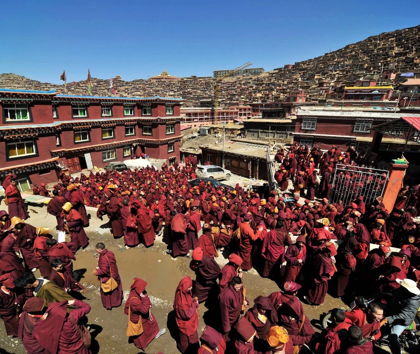 U ovom naselju žive budisti svih generacija