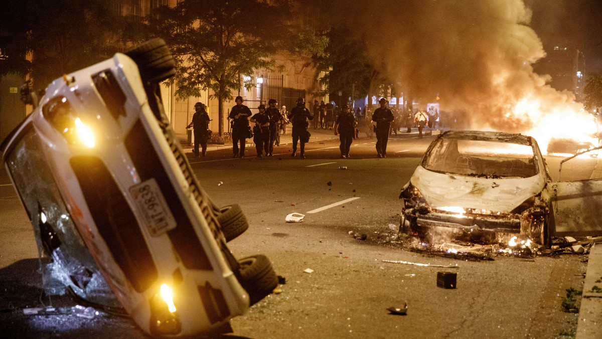 Linda Tirado, amerykańska fotografka, aktywistka i autorka, została zraniona w oko podczas protestów ulicznych w Minneapolis. To kolejna osoba wśród dziennikarzy, która została zaatakowana lub aresztowana podczas relacji z rozruchów, które wybuchły w całym kraju po śmierci George'a Floyda.