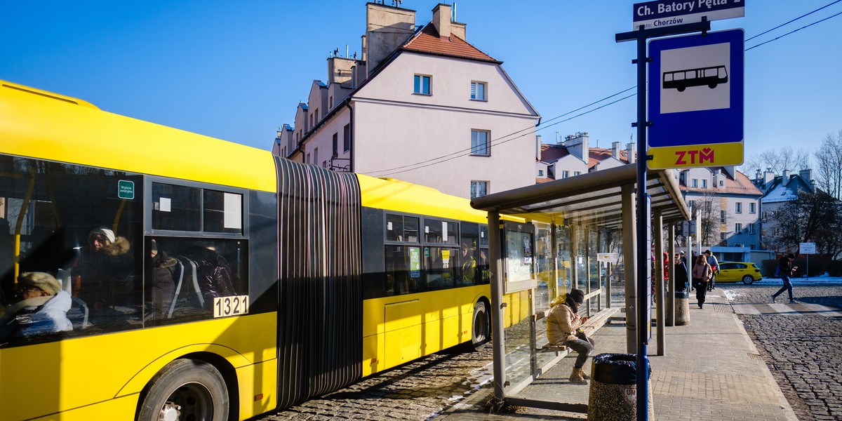 Pasażerowie narzekają na komunikację miejską. 