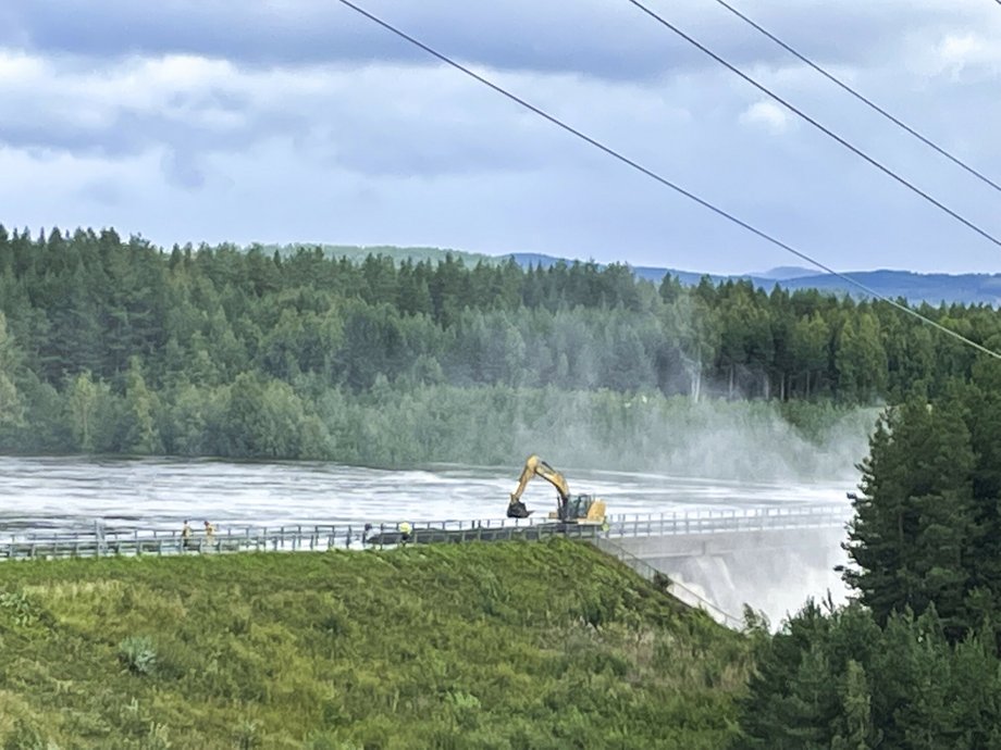 Robotnicy wzmacniają zaporę w Brasfereidfoss