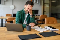 Skąd tyle żenady na LinkedIn? "Przeciętne tematy przedstawiane są jak objawienia biblijne"