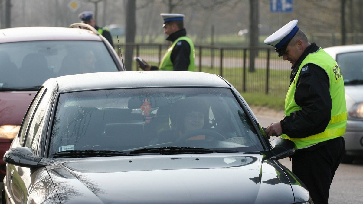 Od piątku na polskich drogach doszło do 299 wypadków; zginęło w nich 31 osób, a 361 zostało rannych. Policja zatrzymała aż 1462 nietrzeźwych kierowców - poinformował Robert Horosz z wydziału prasowego Komendy Głównej Policji.