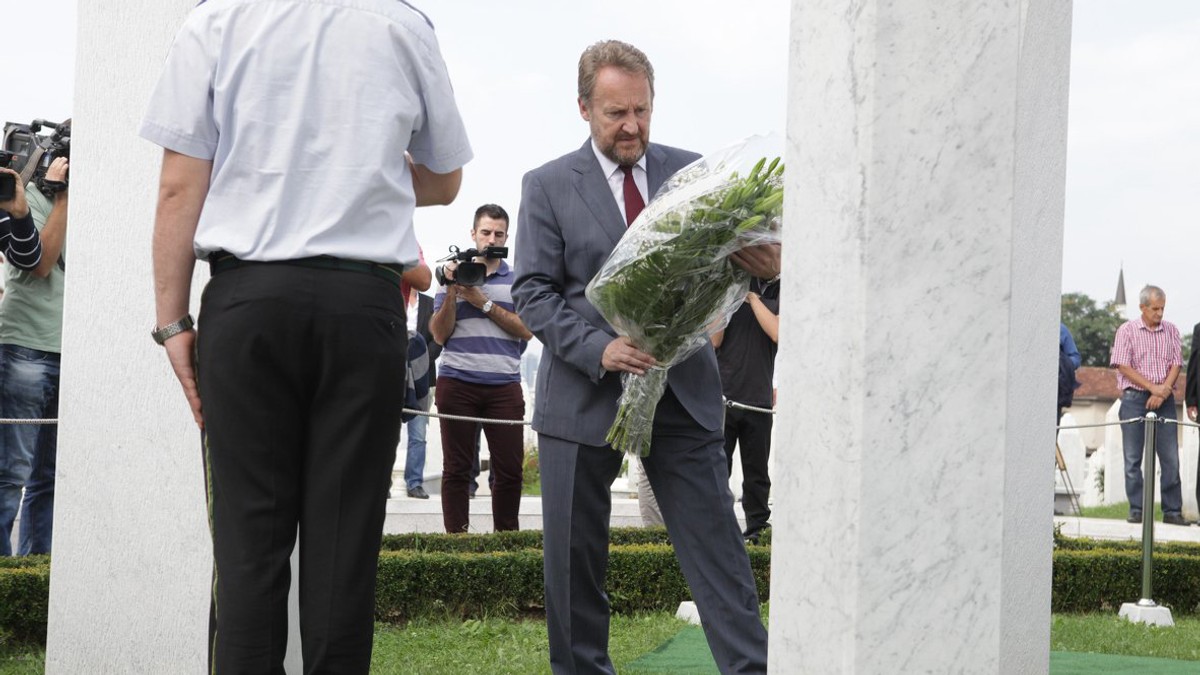 Bakir Izetbegović na očevom grobu: Za nastavak politike Alije Izetbegovića