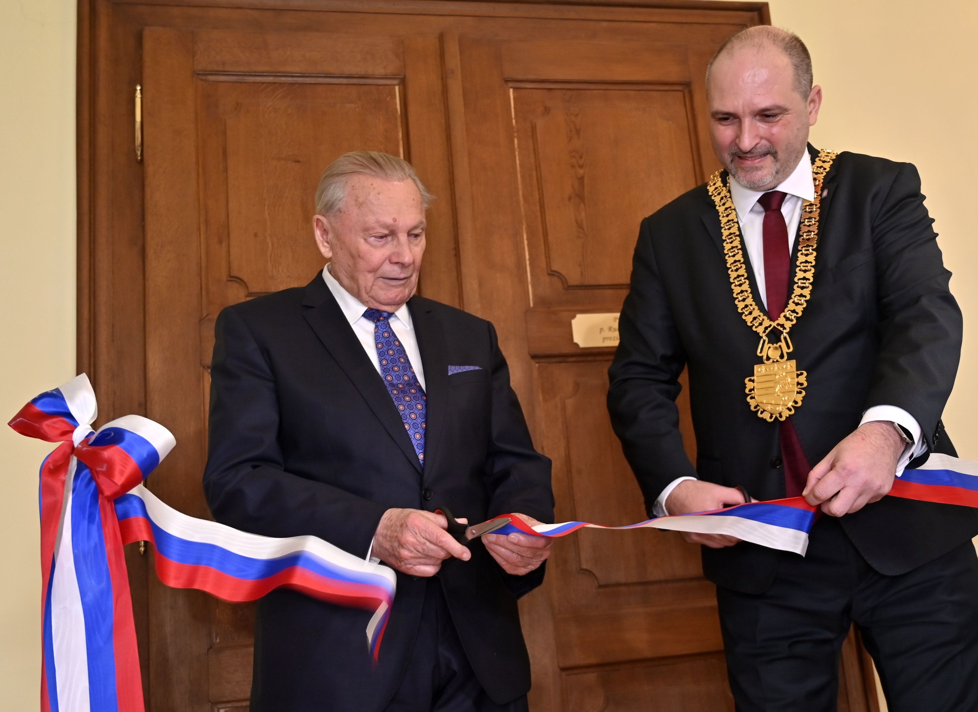 Rudolf Schuster má svoju pracovňu v Historickej radnici v Košiciach.