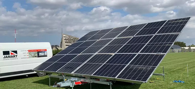 Zaprezentowano mobilną instalację fotowoltaiczną. Elektrownię słoneczną można postawić w dowolnym miejscu