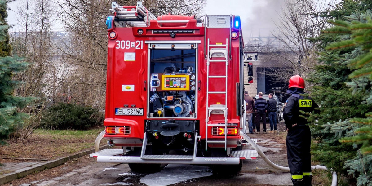 Pożar w Pabianicach. Ranni bohaterscy policjanci. Ewakuowali ludzi przed przyjazdem straży pożarnej