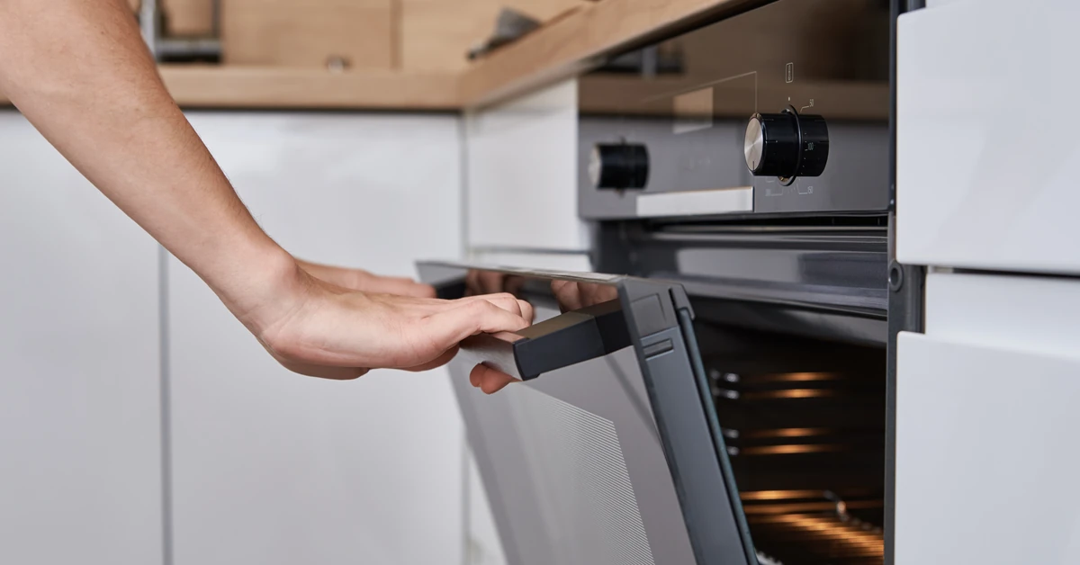 Włóż to do nagrzanego piekarnika. Ta mieszanka w pół godziny rozpuści zaschnięty tłuszcz